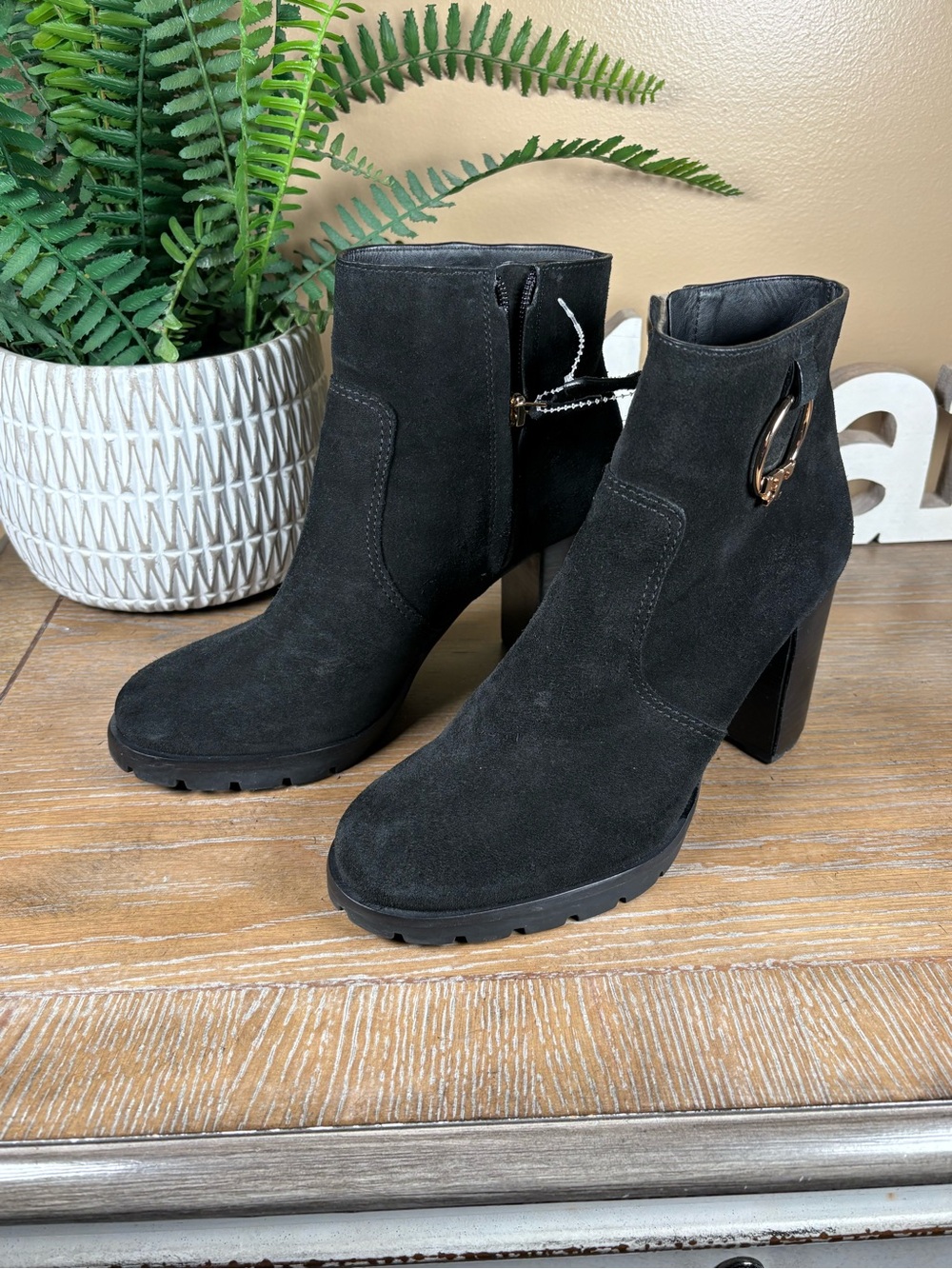 Tory Burch Sofia 85mm Lug Sole Bootie In Black Suede Size 9 NWOB - Picture 4 of 12